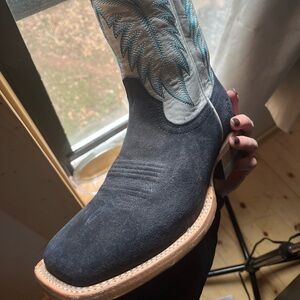 Blue rough out Ariat boots.
